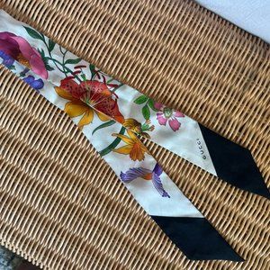 Gucci Flora print silk twill neck bow